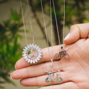 Collar de bicicleta bañado en rodio con circonitas cúbicas a su alrededor.